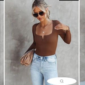 VICI BILLIE RIBBED LONG SLEEVE BODYSUIT - TAUPE